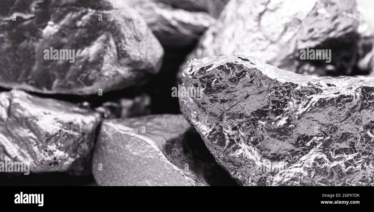 diverse pietre di palladio, un elemento chimico che a temperatura ambiente si contrae allo stato solido. Metallo utilizzato nell'industria. Messa a fuoco spot Foto Stock