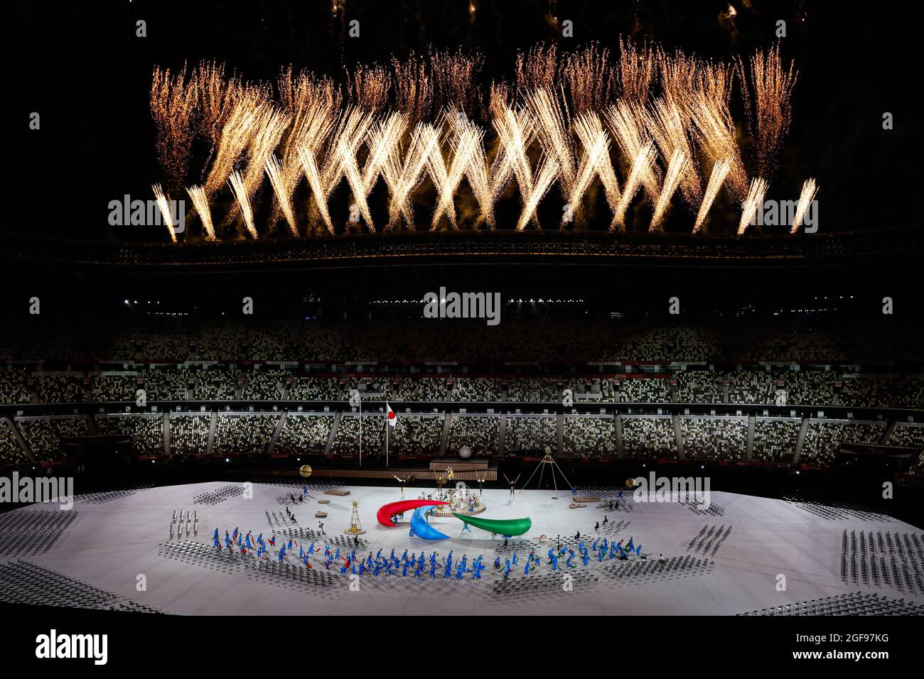 Tokyo, Giappone. 2021 agosto 25. Cerimonia di apertura dei Giochi Paralimpici Tokyo 2020. Panorama nello stadio con fuochi d'artificio Credit: Marco Ciccolella/Alamy Live News Foto Stock