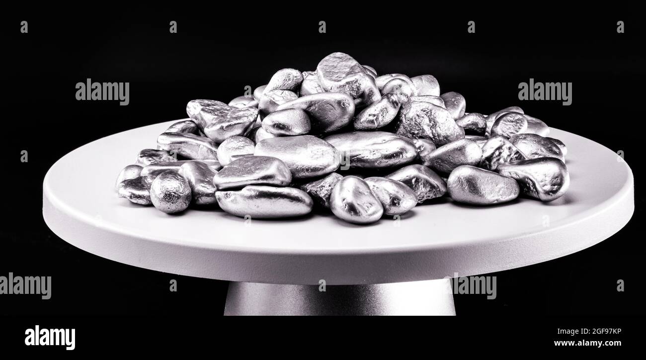 pietre di platino, piccoli noccioli di metallo d'argento su scala elettronica Foto Stock