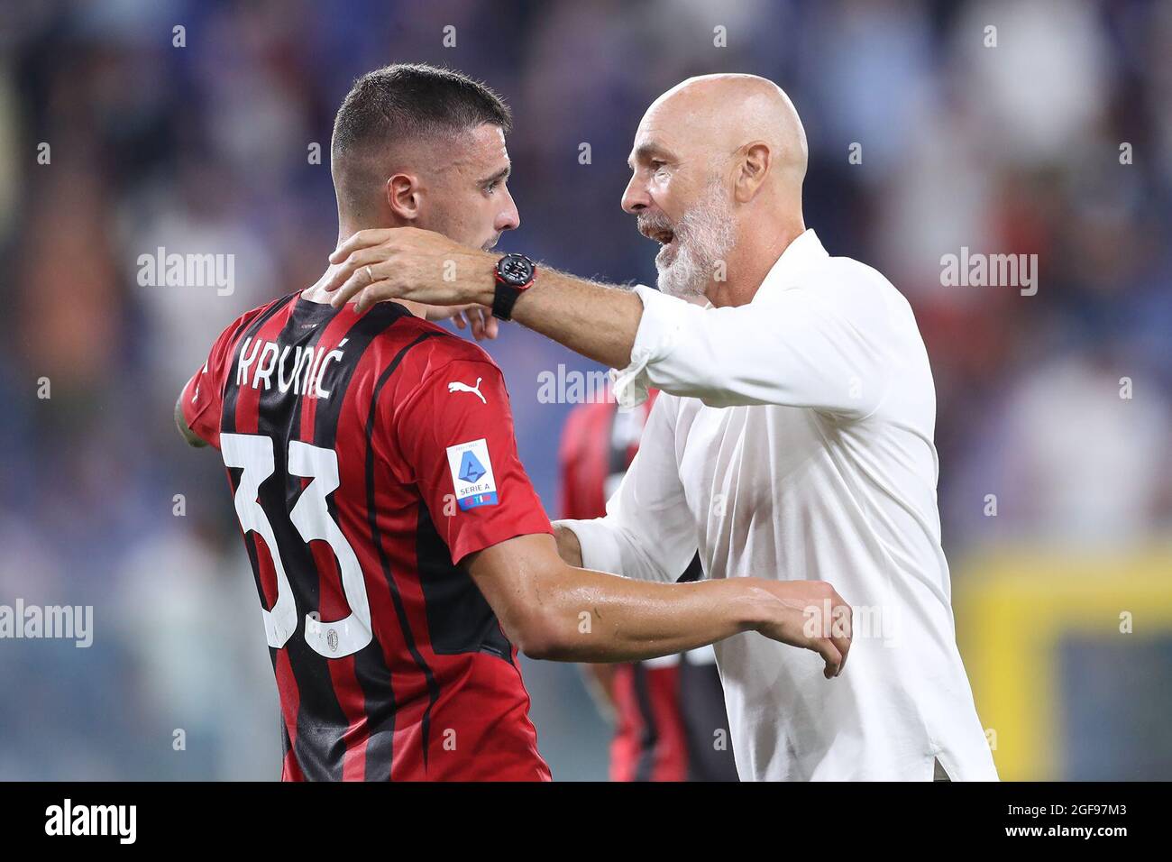 Genova, Italia, 23 agosto 2021. Stefano Pioli Capo allenatore dell'AC Milan abbraccia Race Krunic dell'AC Milan a seguito del fischio finale della Serie A match a Luigi Ferraris, Genova. Il credito d'immagine dovrebbe essere: Jonathan Moscrop / Sportimage Credit: Sportimage/Alamy Live News Foto Stock