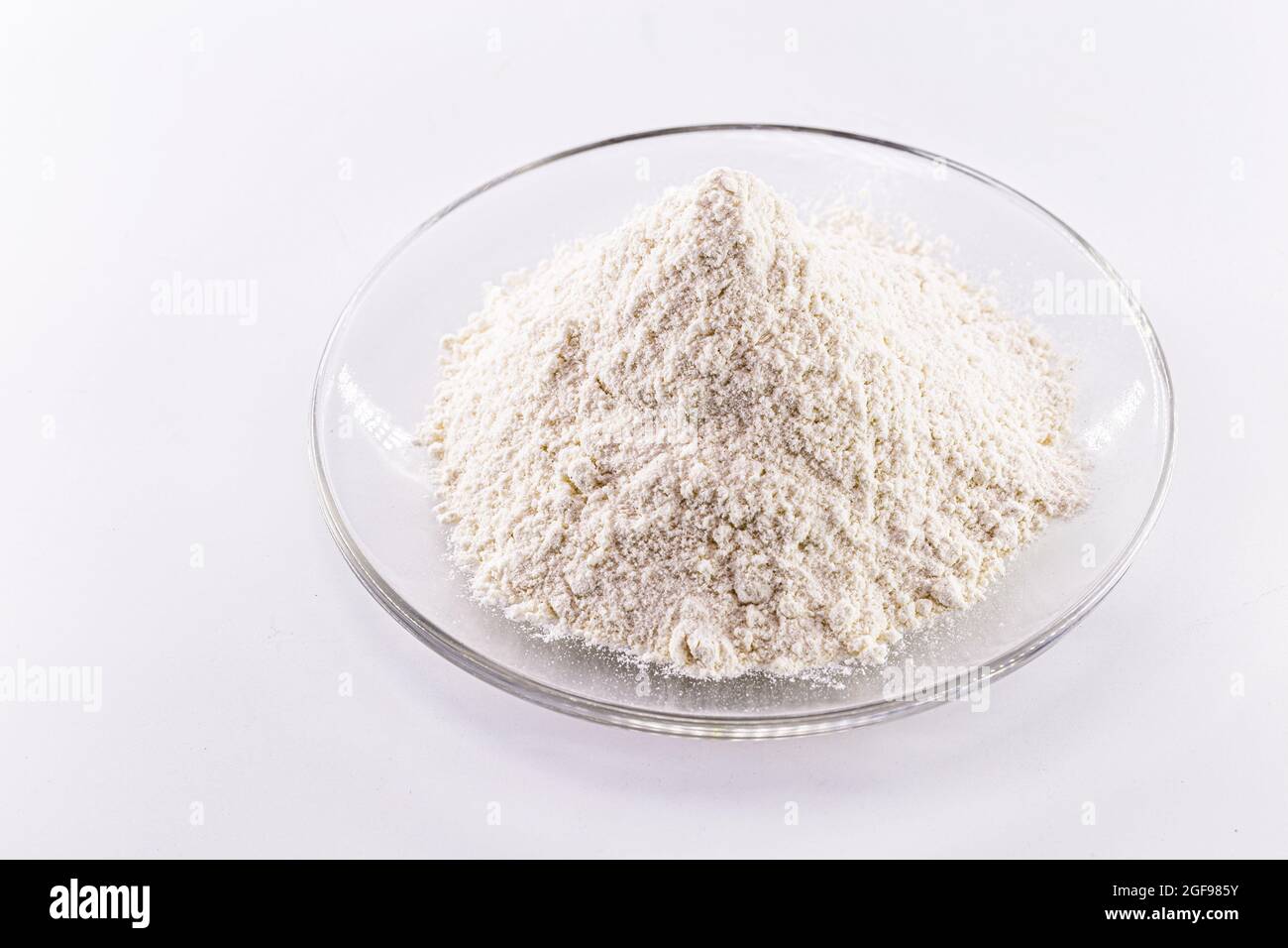 Pila di clorato di potassio solido su sfondo bianco Foto Stock
