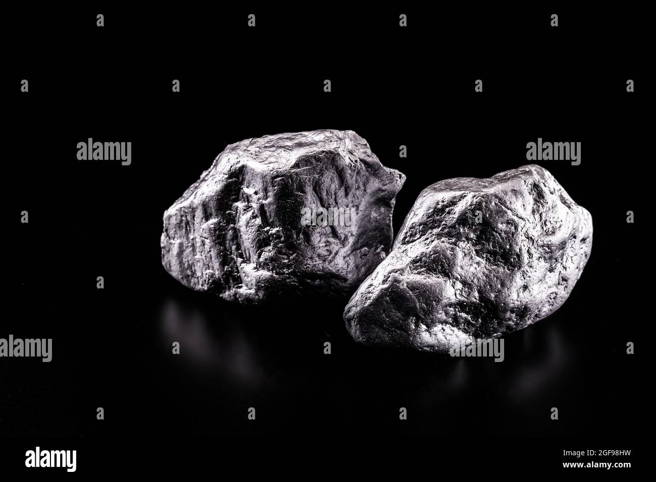 Il palladio è un elemento chimico che a temperatura ambiente si contrae allo stato solido. Metallo utilizzato nell'industria. Concetto di estrazione minerale. Foto Stock