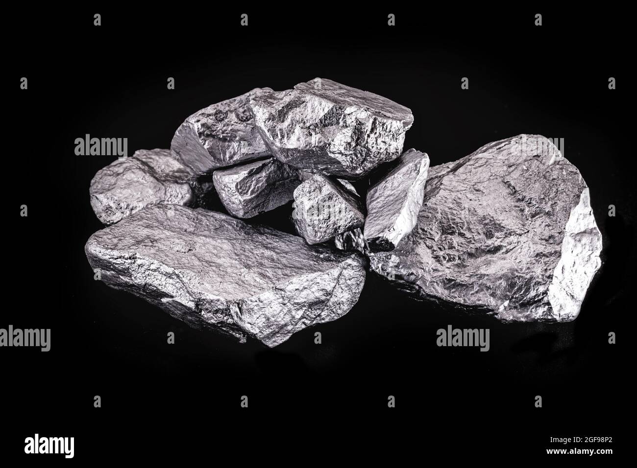 Il palladio è un elemento chimico che a temperatura ambiente si contrae allo stato solido. Metallo utilizzato nell'industria. Concetto di estrazione minerale. Foto Stock