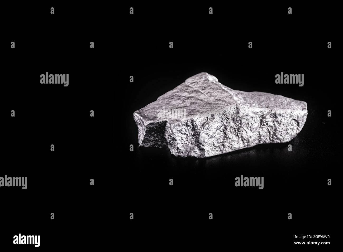 pietra di cobalto ruvida, estratta dall'africa. Attività estrattive pesanti. Foto Stock