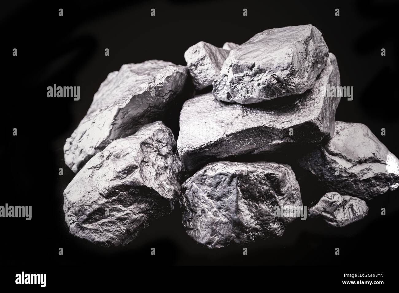 pietra di cobalto ruvida, estratta dall'africa. Attività estrattive pesanti. Foto Stock