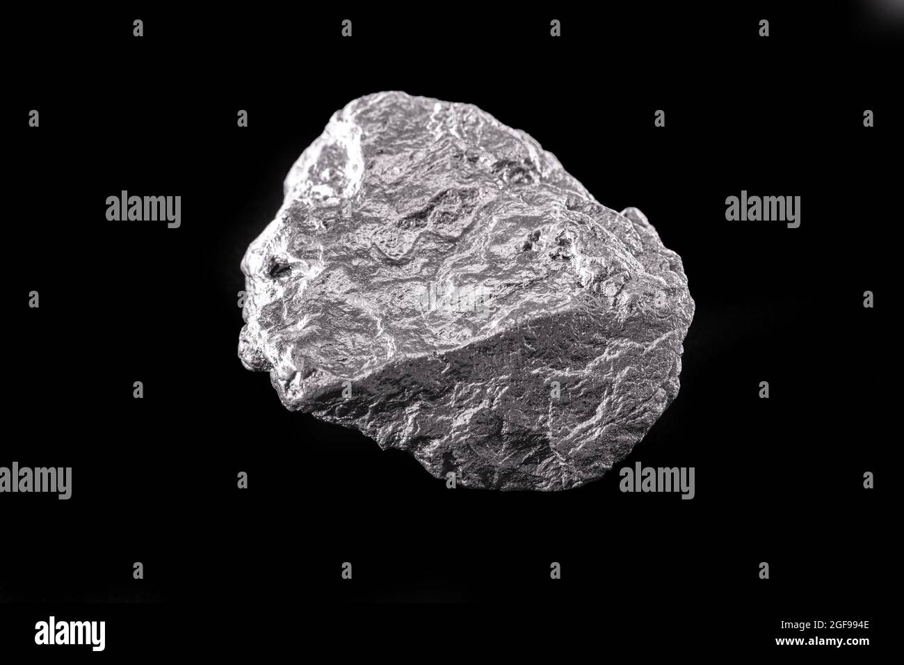 pietra di cobalto su sfondo nero isolato. Minerale industriale utilizzato in edilizia e medicina. Foto Stock