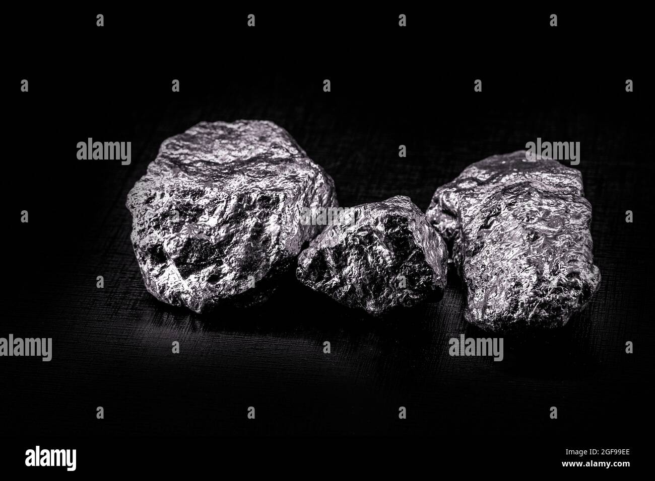 vari pepite in alluminio su sfondo nero isolato Foto Stock