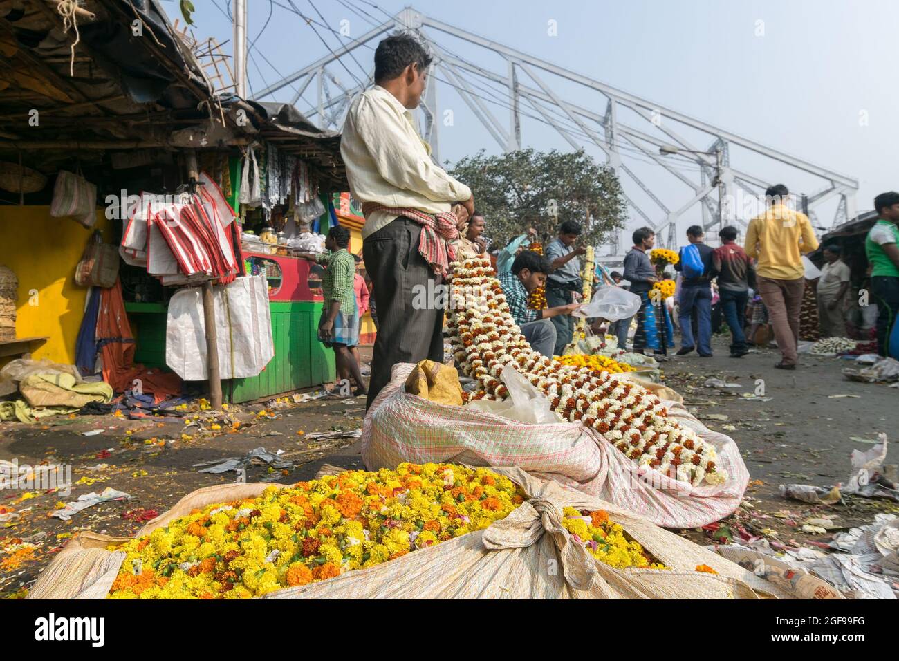 KOLKATA, BENGALA OCCIDENTALE / INDIA - 13 FEBBRAIO 2016 : Acquisto e vendita di fiori in affollato e colorato Mallik Ghat o Jagannath ghat mercato dei fiori Foto Stock