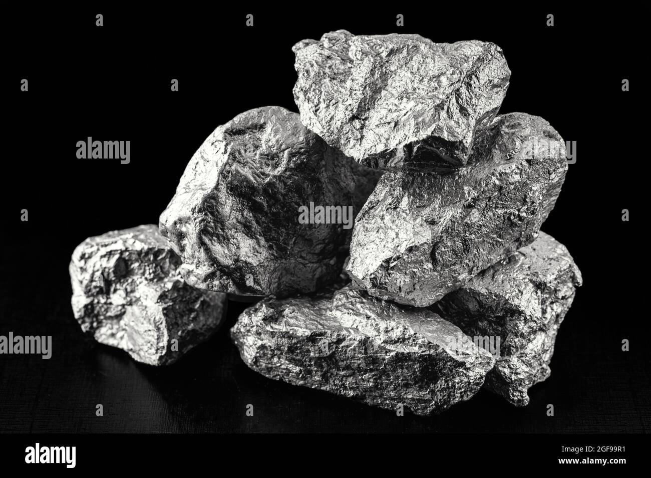 Il palladio è un elemento chimico che a temperatura ambiente si contrae allo stato solido. Metallo utilizzato nell'industria. Concetto di estrazione minerale. Foto Stock