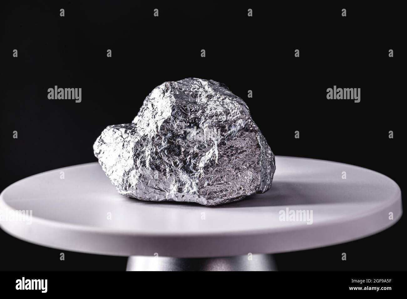 pietra di palladio, su scala elettronica. Metallo utilizzato nell'industria. Concetto di estrazione mineraria. Foto Stock