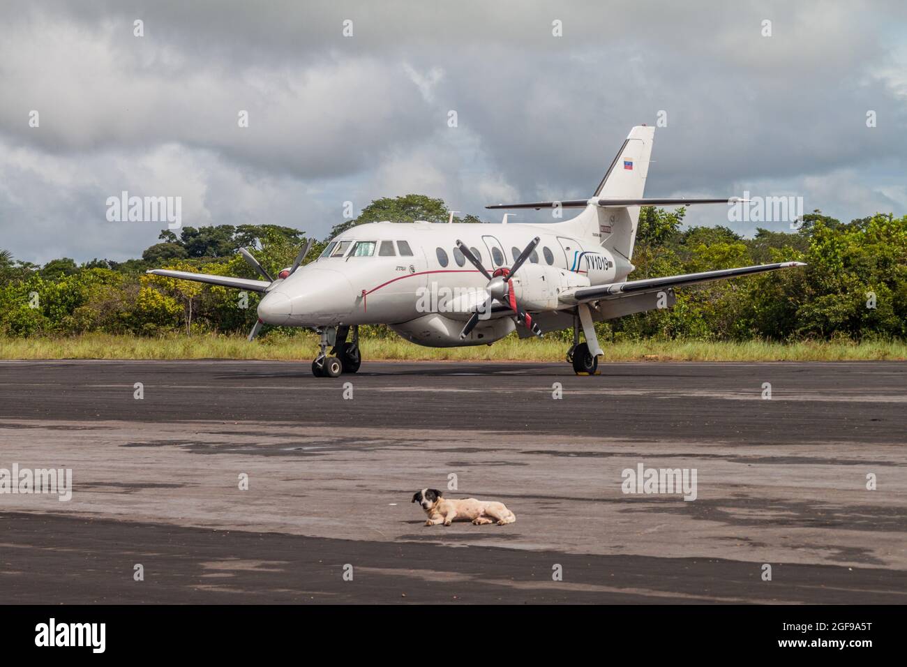 CANAIMA, VENEZUELA - 16 AGOSTO 2015: BAE-3212 Jetstream Super 31 presso la pista di Canaima Village, Venezuela Foto Stock