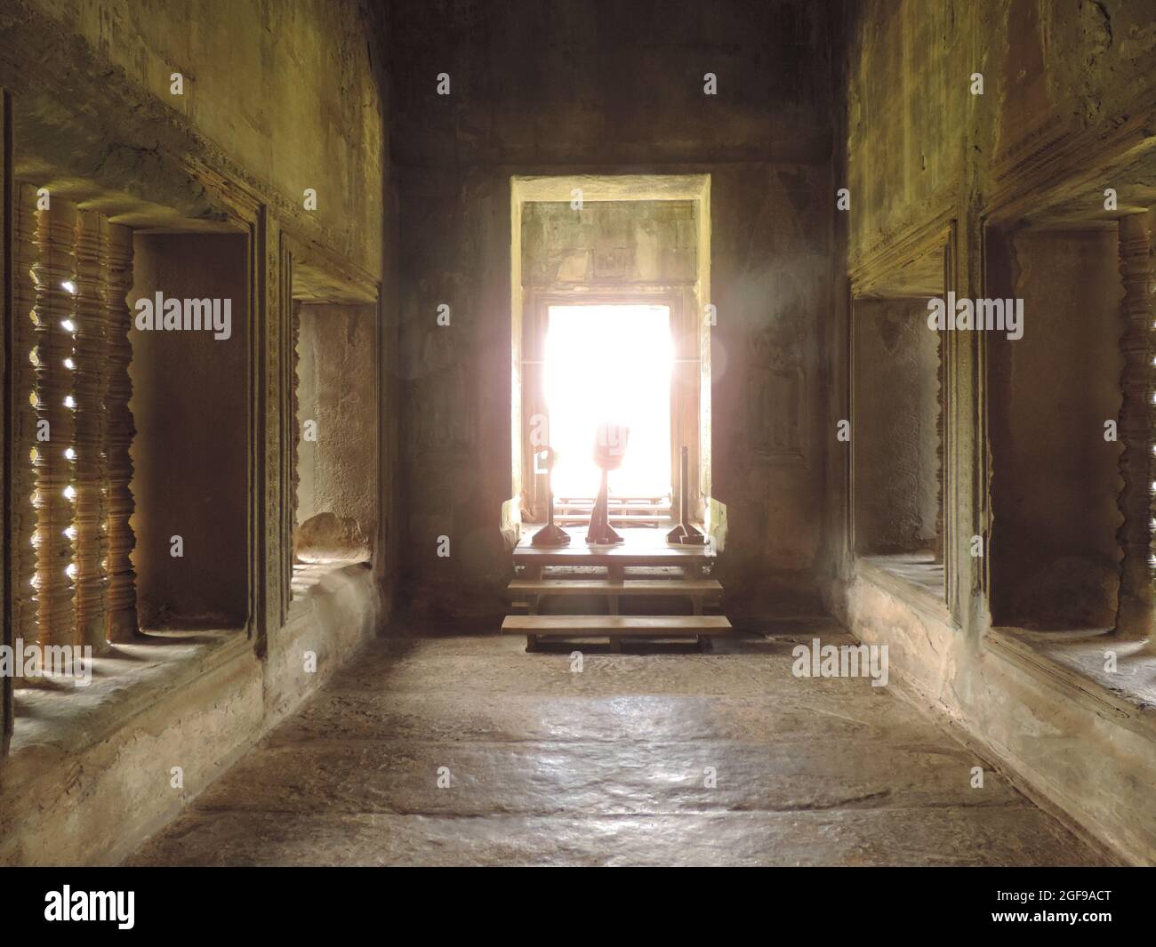 la luce del sole attraverso un porto nel famoso complesso di tempio angkor wat in cambogia nell'estate 2015 Foto Stock