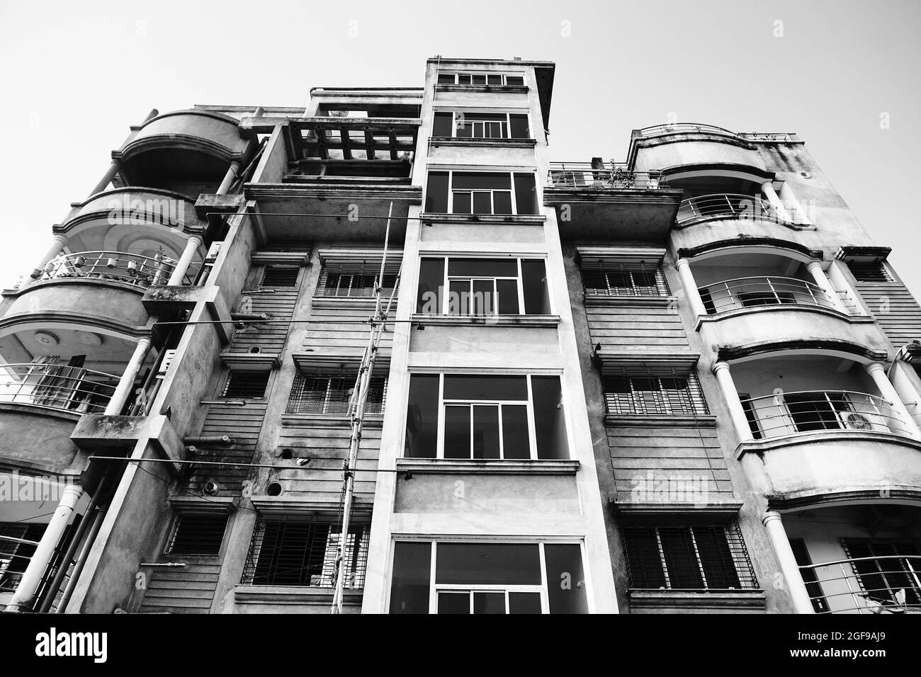 Howrah, Bengala Occidentale, India - 7 Giugno 2020 : Nuova costruzione di un edificio in bianco e nero, girato al mattino. Scatto dal basso. Foto Stock