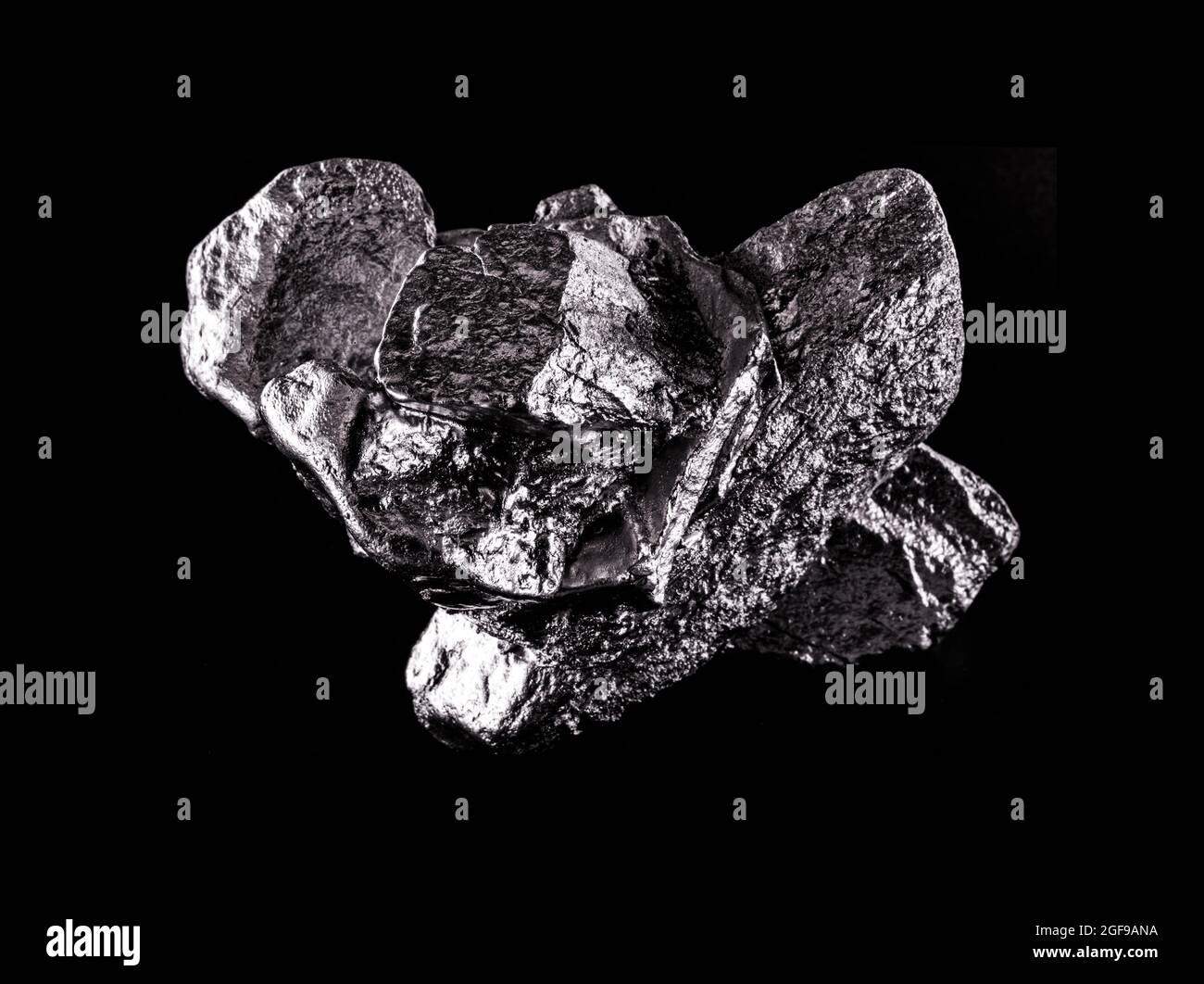 Il palladio è un elemento chimico che a temperatura ambiente si contrae allo stato solido. Metallo utilizzato nell'industria. Concetto di estrazione minerale. Foto Stock