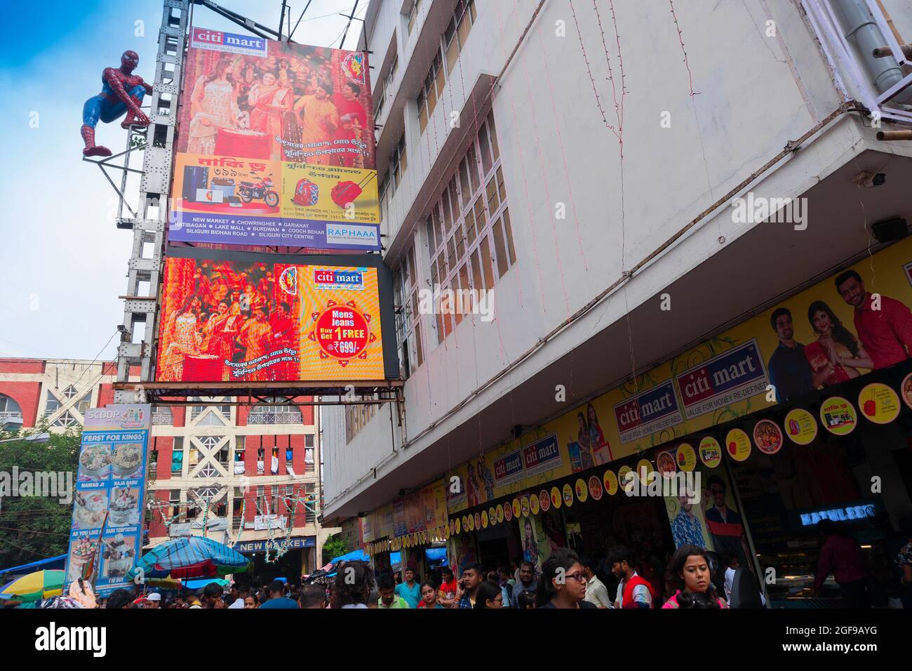 Kolkata, Bengala Occidentale, India - 10 Settembre 2019 : Film goers fuori dalla sala cinema Lighthouse, una delle sale cinematografiche più antiche a Esplanade, New Marke Foto Stock