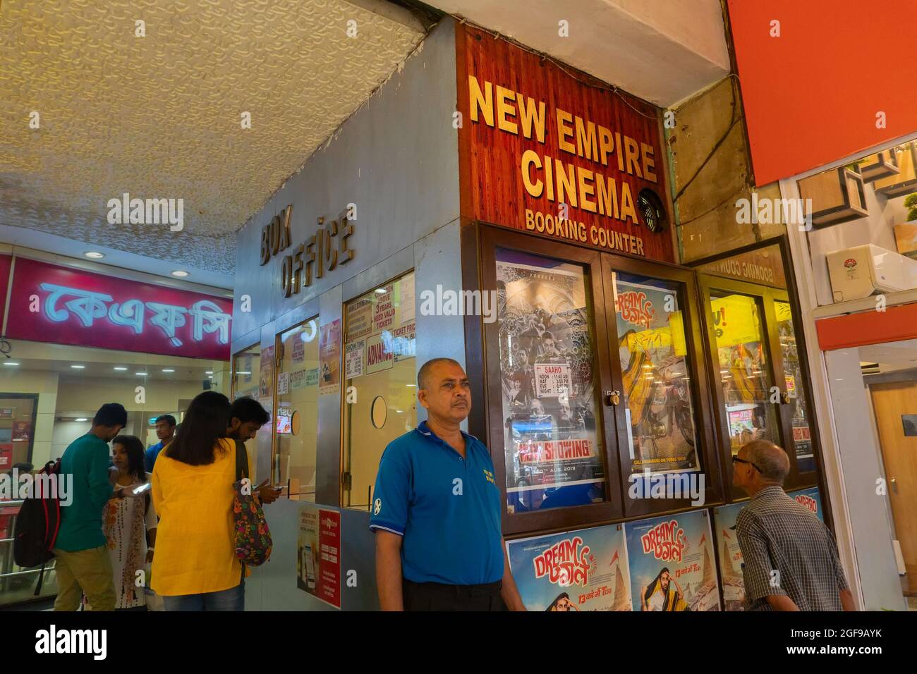 Kolkata, Bengala Occidentale, India - 10 Settembre 2019 : Film Goers all'interno della sala del cinema New Empire, una delle sale cinematografiche più antiche dell'Esplanade, New Market Foto Stock