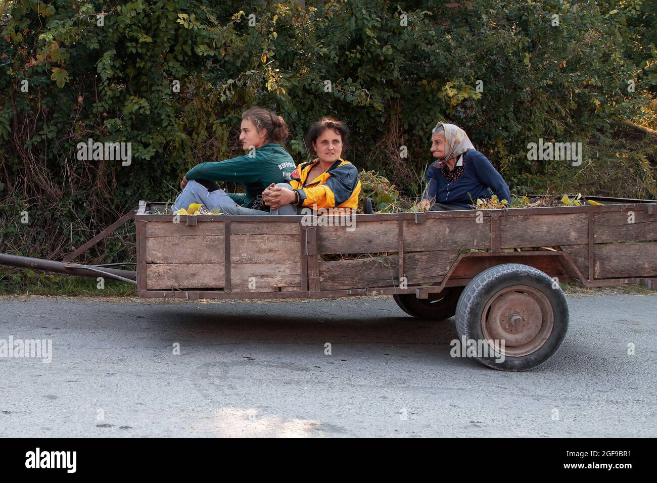 Generations on the Road Home – tre donne di ritorno dai campi, Village Vrmdža, Serbia Foto Stock