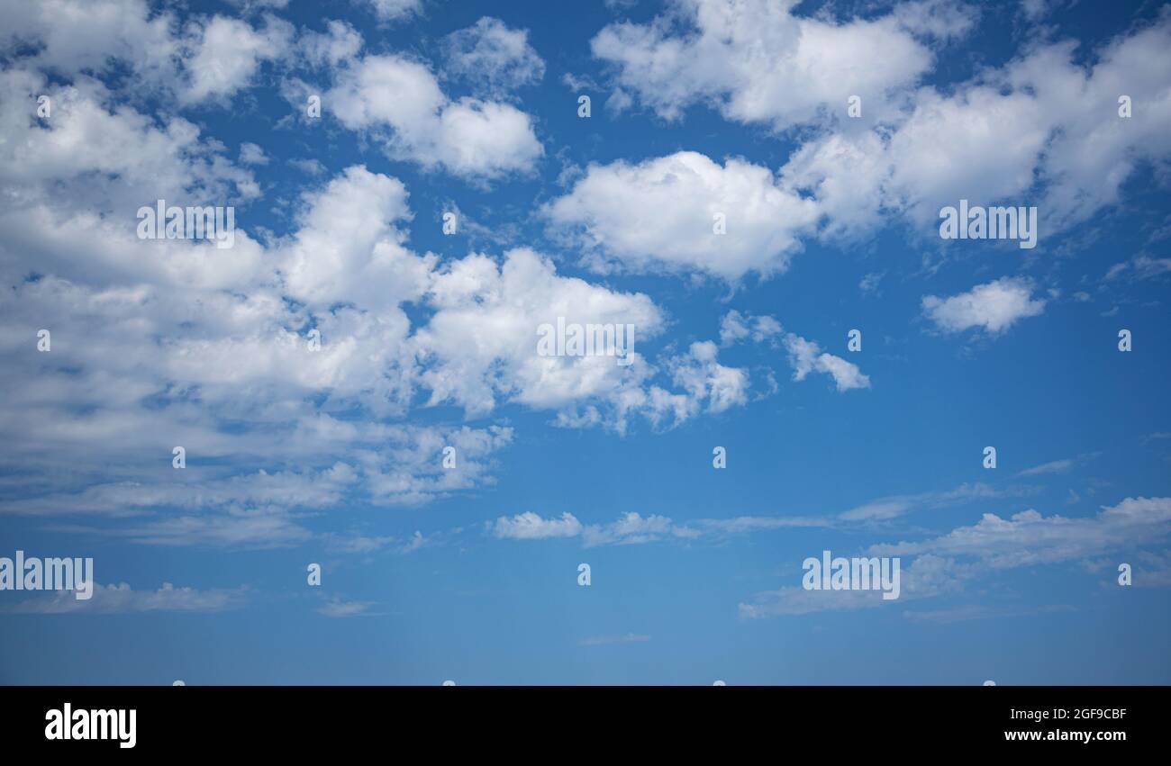Le nuvole nel cielo blu. Foto Stock