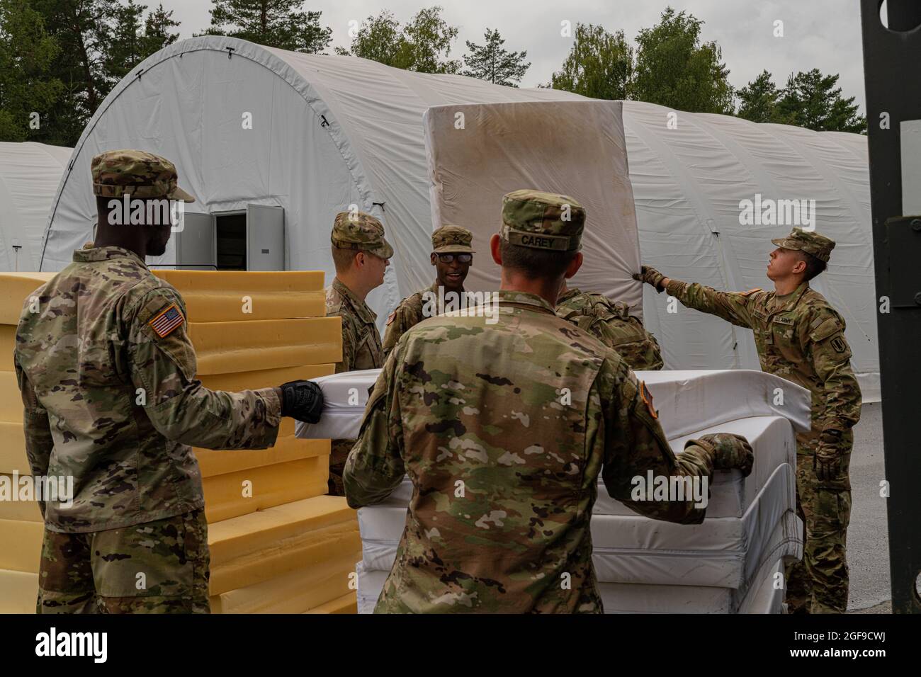 I soldati statunitensi con la quarantunesima Brigata di artiglieria da campo, allestirono un letto per i rifugiati afghani presso l'Area di addestramento di Grafenwoehr 22 agosto 2021 a Grafenwoehr, Germania. L'area di addestramento di Grafenwoehr fornirà alloggio temporaneo per gli evacuati dall'Afghanistan come parte dell'operazione Rifugi degli Alleati. Foto Stock