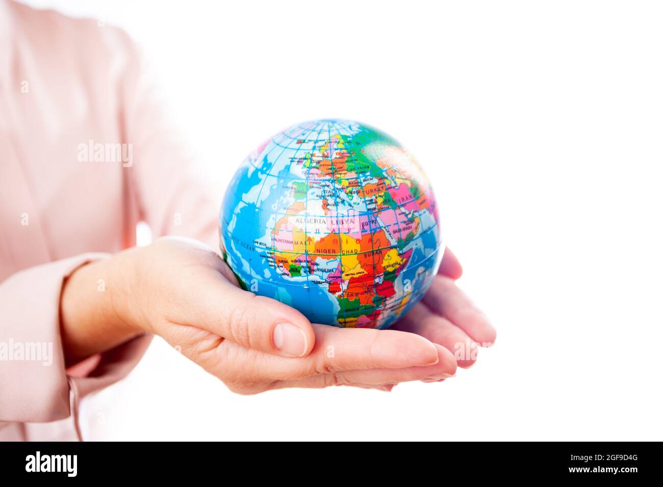 Salva pianeta Terra, sfondo bianco. Mani femminili Foto Stock