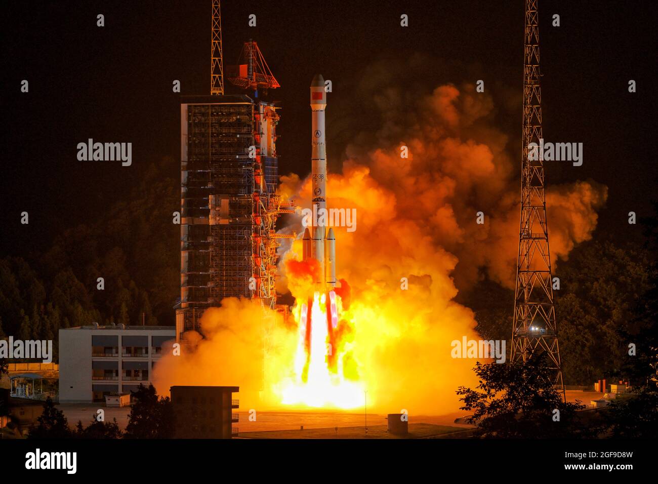 Xichang. 24 agosto 2021. Alle 11:41 (ora di Pechino), un nuovo satellite di esperimento per la tecnologia della comunicazione viene lanciato da un razzo portatore Long March-3B presso il centro di lancio satellitare Xichang nella provincia sudoccidentale del Sichuan, 24 agosto 2021. La Cina ha lanciato con successo un nuovo satellite esperimento di tecnologia di comunicazione dal centro di lancio del satellite di Xichang nella provincia del sud-ovest della Cina di Sichuan martedì. Credit: Guo Wenbin/Xinhua/Alamy Live News Foto Stock