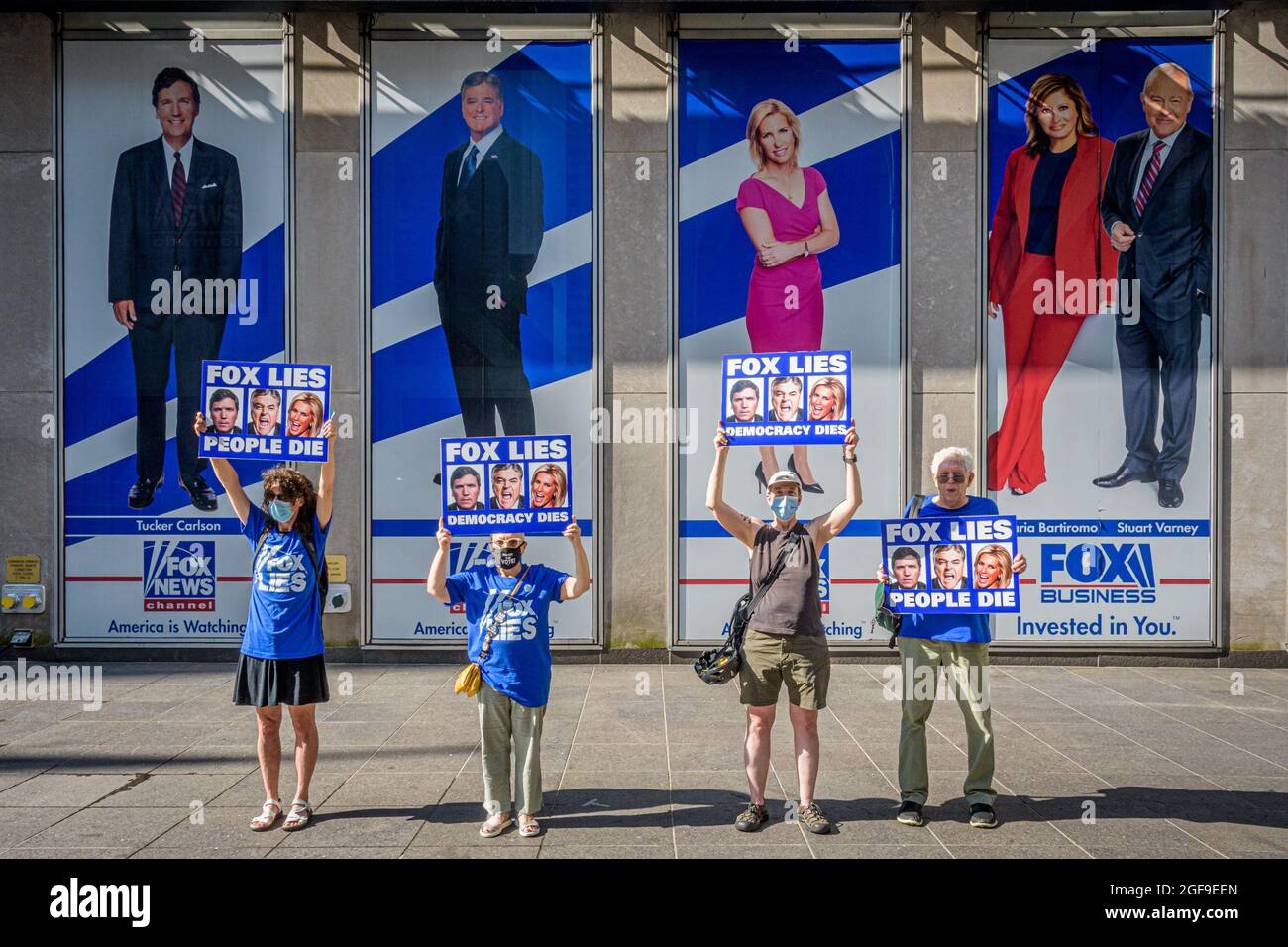 USA. 24 agosto 2021. I membri del gruppo attivista si alzano e resistono riuniti il 23 agosto, 2021 al primo evento settimanale FOX LIES DEMOCRACY DIES fuori dal Newscorp Building al 1211 6th Ave. Gli attivisti pensano che sia il momento di spingere indietro contro la macchina propagandistica di destra di Rupert Murdoch mentre Fox continua a diffondere disinformazione su COVID-19, il risultato delle elezioni presidenziali del 2020, E l'insurrezione del 6 gennaio. (Foto di Erik McGregor/Sipa USA) Credit: Sipa USA/Alamy Live News Foto Stock