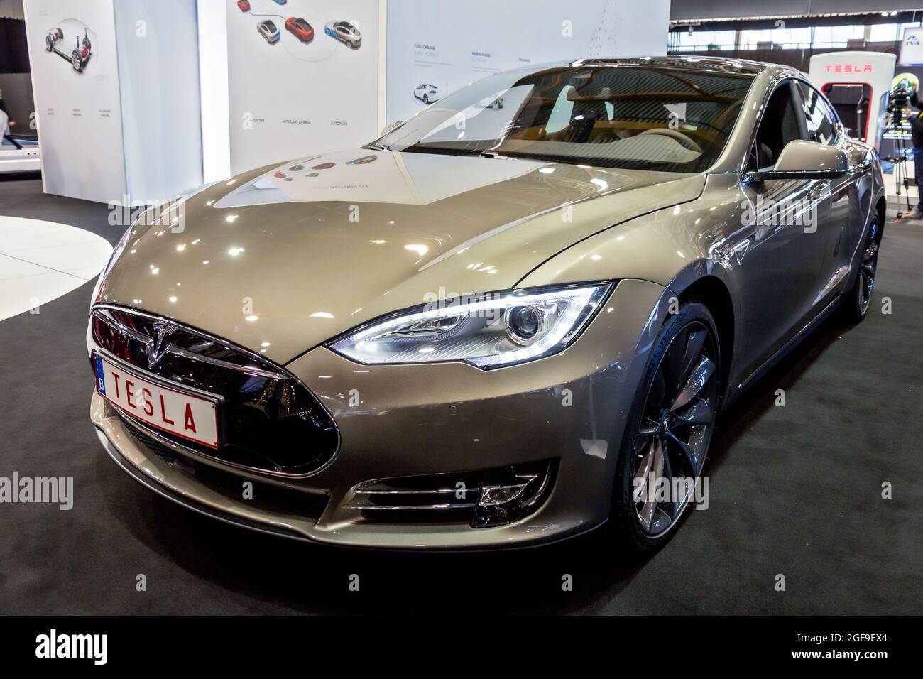 Tesla Model S Electric car presentata al Salone Autosalon di Bruxelles Expo. Belgio - 12 gennaio 2016 Foto Stock
