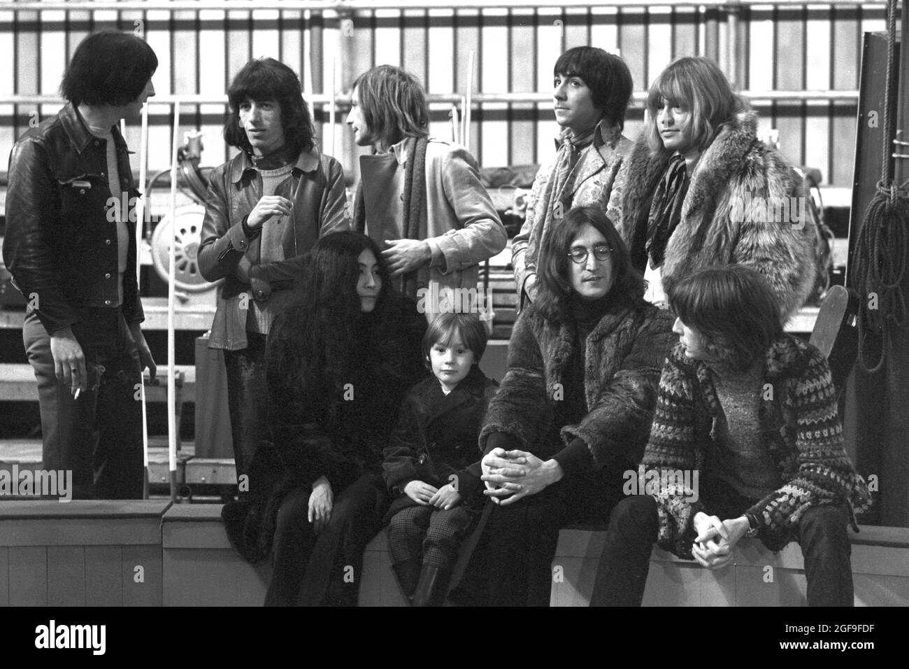 File photo datato 10/12/68 di (prima fila da sinistra a destra) l'attrice giapponese Yoko Ono, Julian Lennon e suo padre John Lennon (dei Beatles) alle prove del Rolling Stones Rock and Roll Circus, presso gli Intertel Studios di Wembley, Londra. John sarà una delle star ospiti, che sarà anche presente Sir Robert Fossets Circus. Sono inoltre mostrati (fila posteriore) Pete Townshend (sinistra) e Keith Moon (seconda destra) dall'OMS, Bill Wyman (seconda a sinistra), Charlie Watts (centro) e Brian Jones (destra) dei Rolling Stones. Il batterista dei Rolling Stones Charlie Watts è morto all'età di 80 anni, il suo london publicis Foto Stock