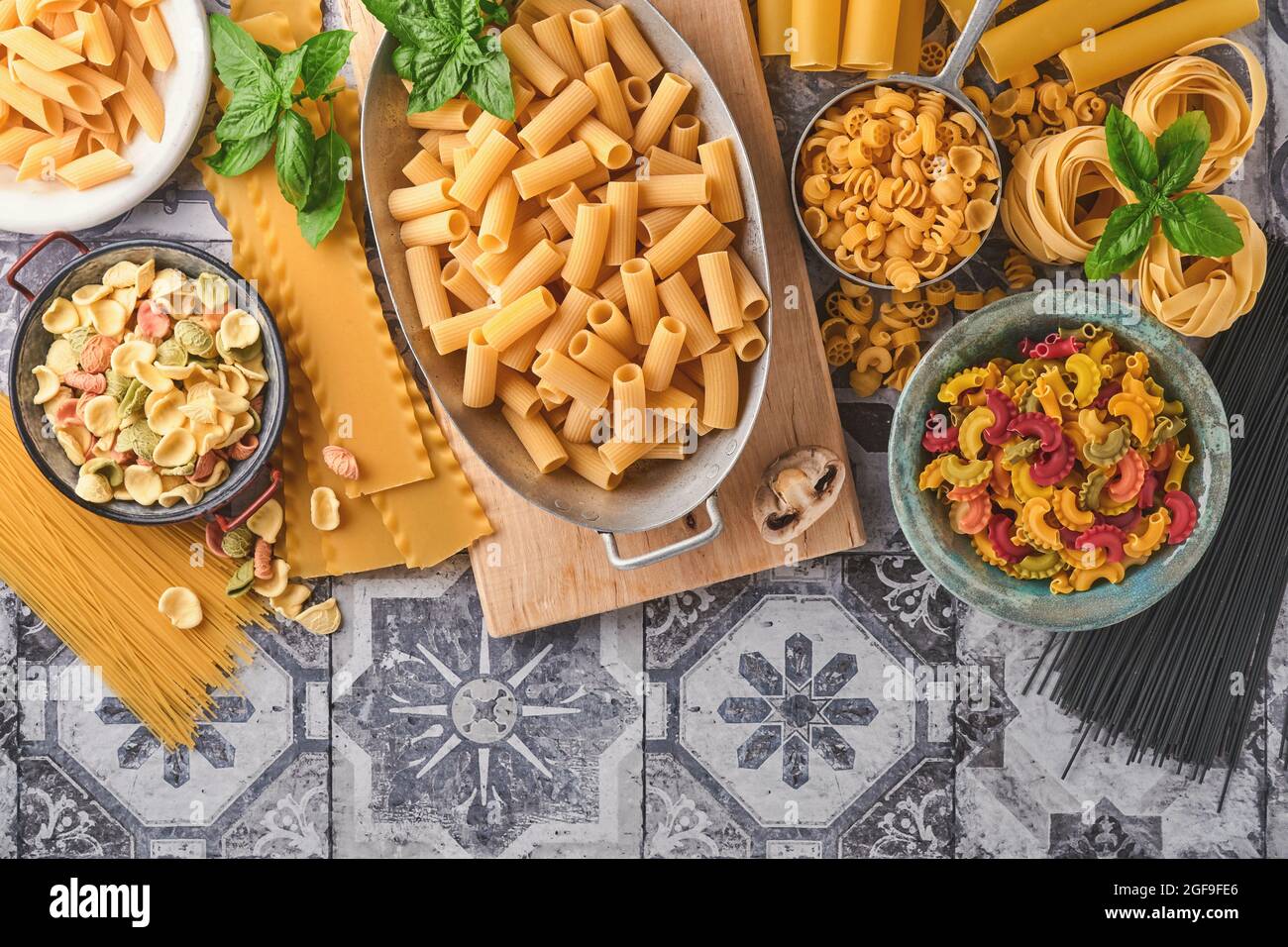 Pasta, pasta italiana. Varietà di pasta tradizionale italiana: Spaghetti colorati, tagliatelle, farfalle, penne, ptititim, noodle, fusilli, cannelloni on Foto Stock