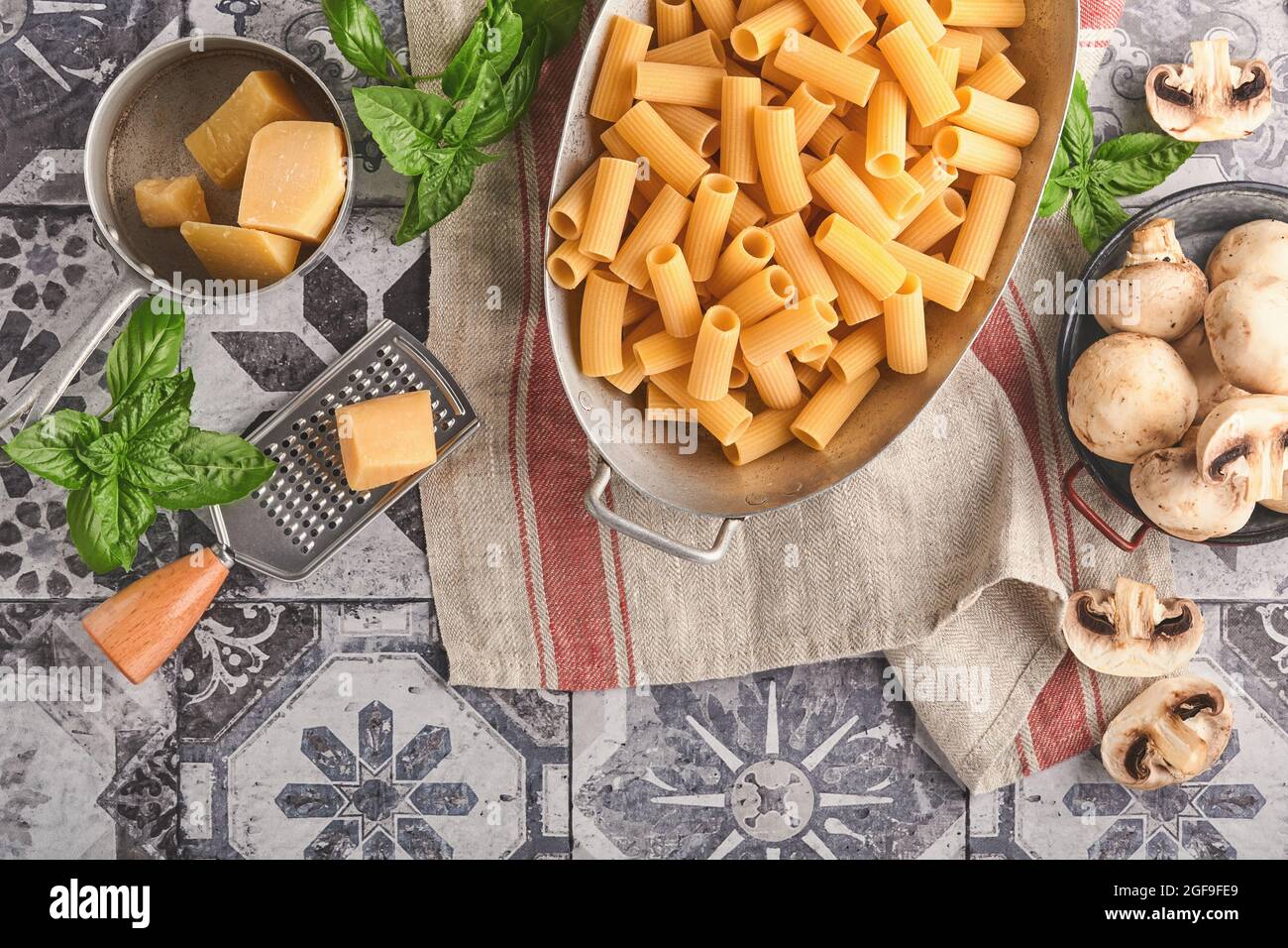 Pasta, pasta italiana. Varietà di pasta tradizionale italiana: Spaghetti colorati, tagliatelle, farfalle, penne, ptititim, noodle, fusilli, cannelloni on Foto Stock