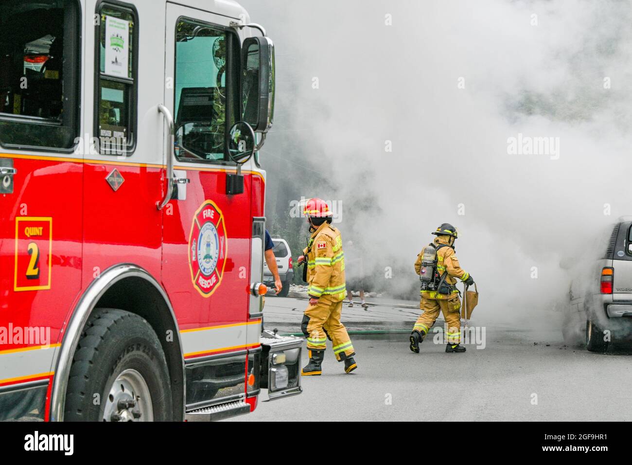 Il reparto dei vigili del fuoco risponde al SUV GMC Yukon in caso di incendio, distretto di North Vancouver, British Columbia, Canada Foto Stock