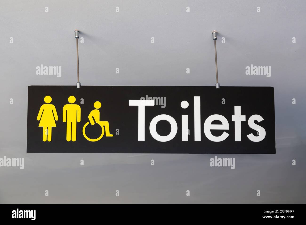 08-24-2021 Portsmouth, Hampshire, Regno Unito, un cartello dei servizi igienici appeso al soffitto che punta al maschio femmina e servizi igienici per disabili Foto Stock