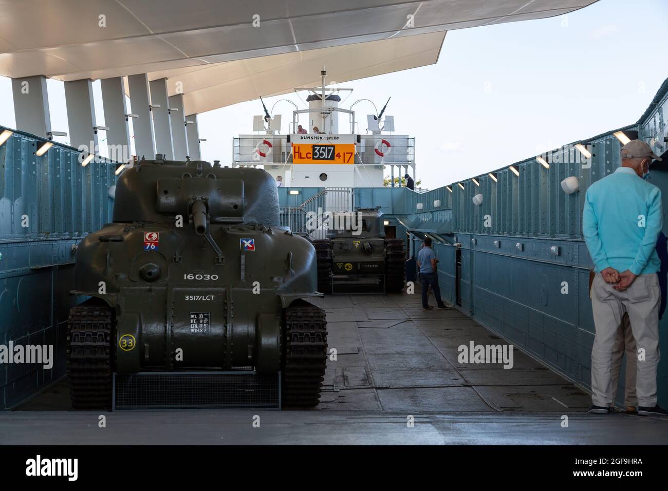 08-24-2021 Portsmouth, Hampshire, Regno Unito, carri armati sul ponte all'interno del LCT 7074 D-Day Landing Craft presso il D-Day Story Museum a southsea UK Foto Stock