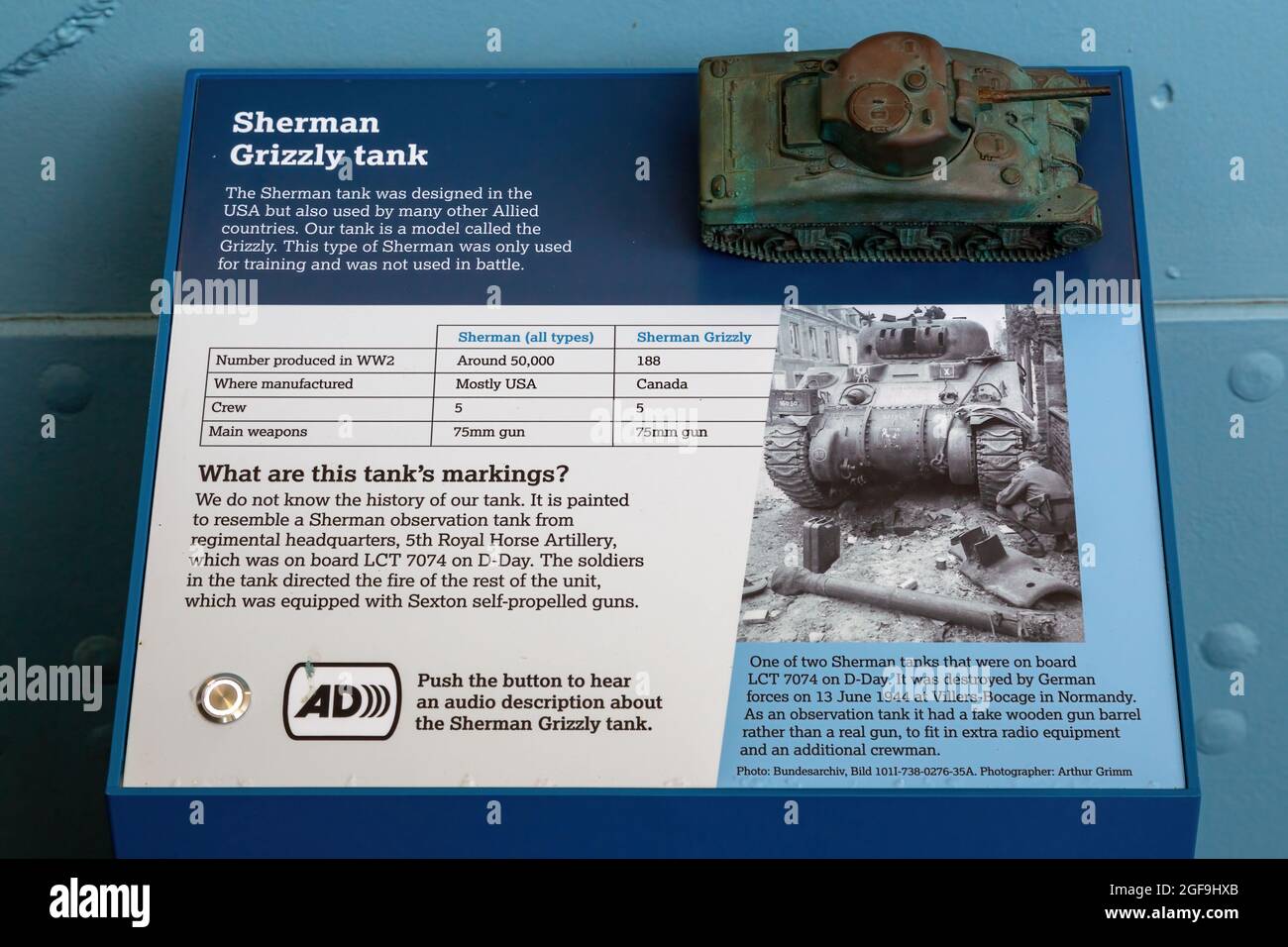 08-24-2021 Portsmouth, Hampshire, Regno Unito, una mostra museale che mostra il carro armato Sherman Grizzly con un modello, un carro armato usato nella seconda guerra mondiale e il D-Day Foto Stock