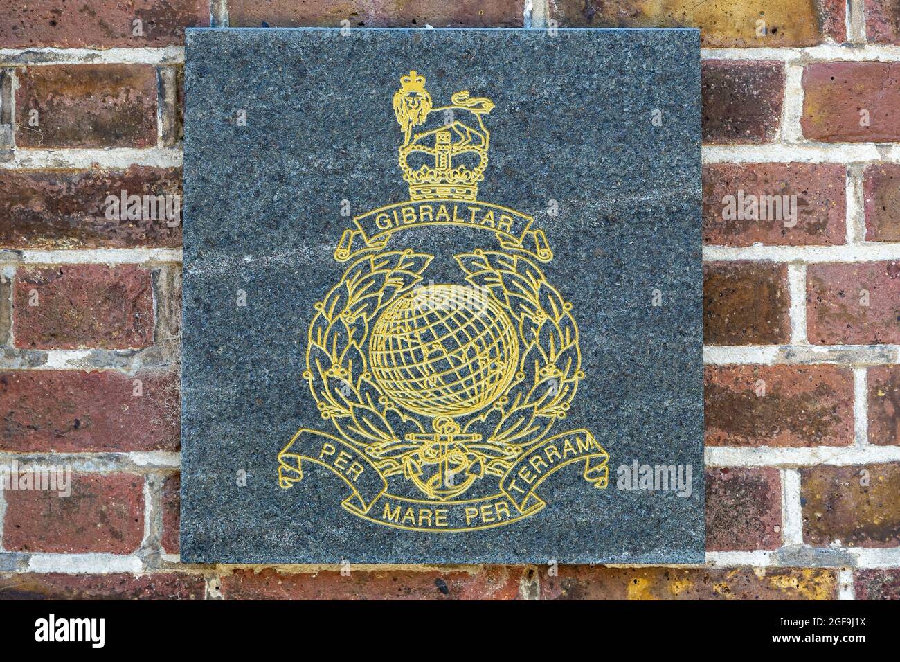 08-24-2021 Portsmouth, Hampshire, Regno Unito, l'emblema o cresta dei Royal Marines di sua Maestà Foto Stock