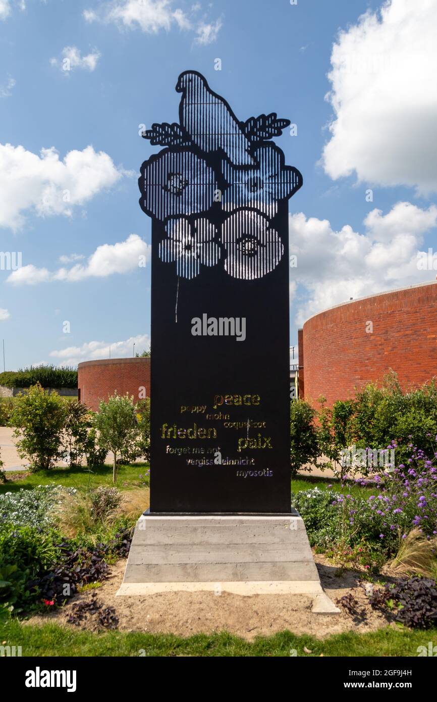 08-24-2021 Portsmouth, Hampshire, Regno Unito, UNA statua di pace che mostra colombe e papaveri al museo di storia del D-Day a Southsea UK Foto Stock