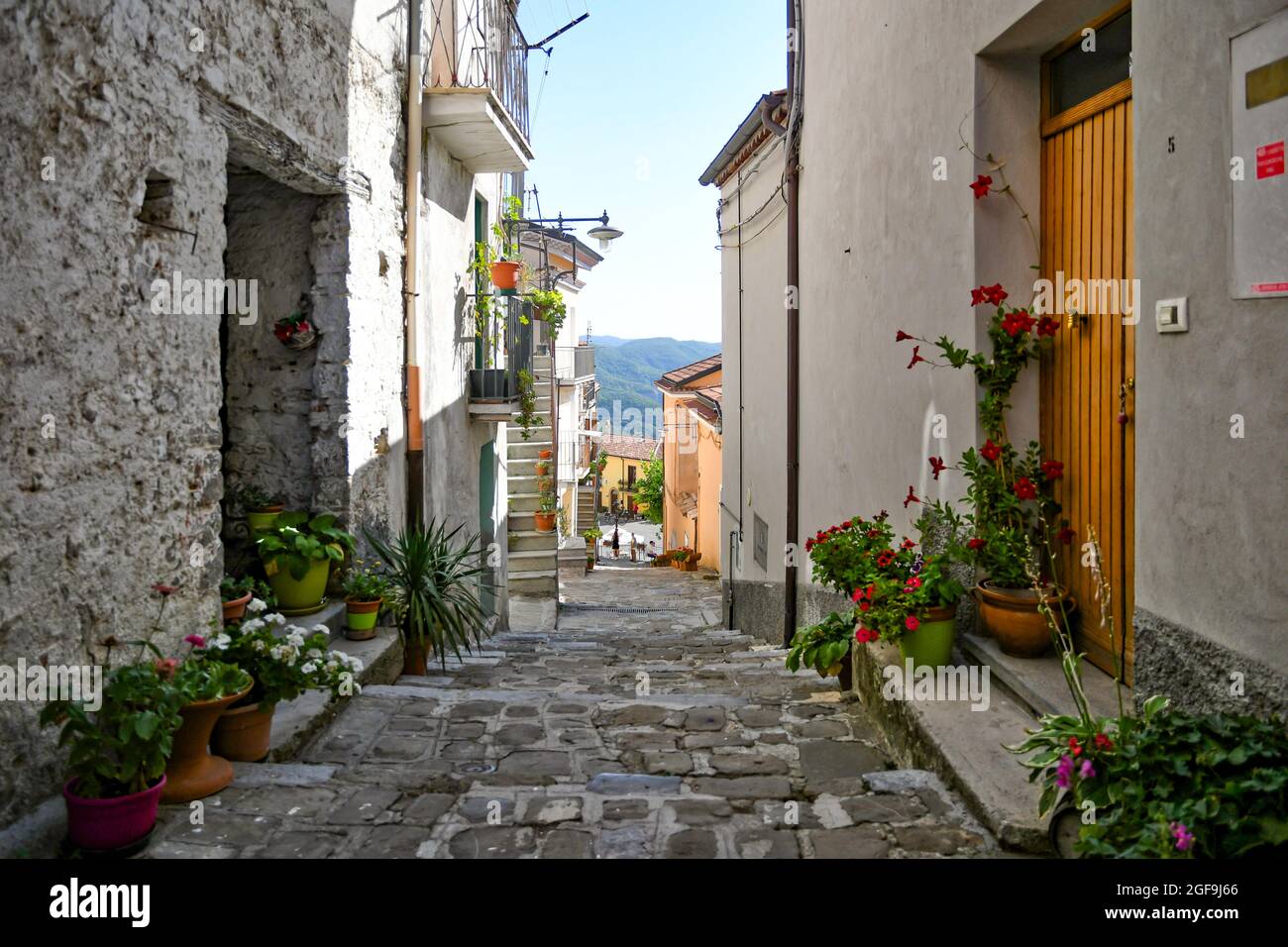 Una strada nel centro storico di Castelsaraceno, un centro storico della Basilicata, Italia. Foto Stock