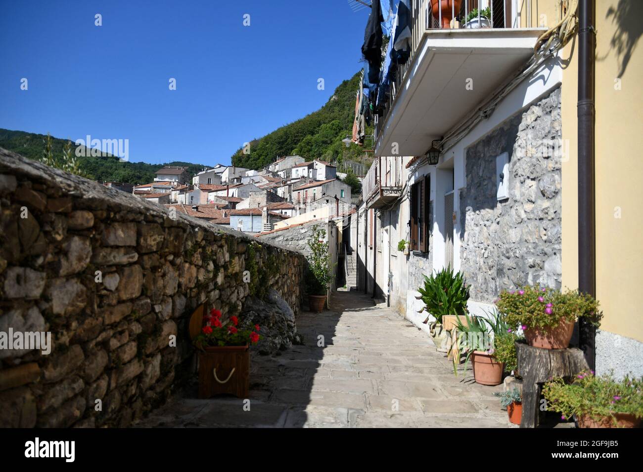 Una strada nel centro storico di Castelsaraceno, un centro storico della Basilicata, Italia. Foto Stock