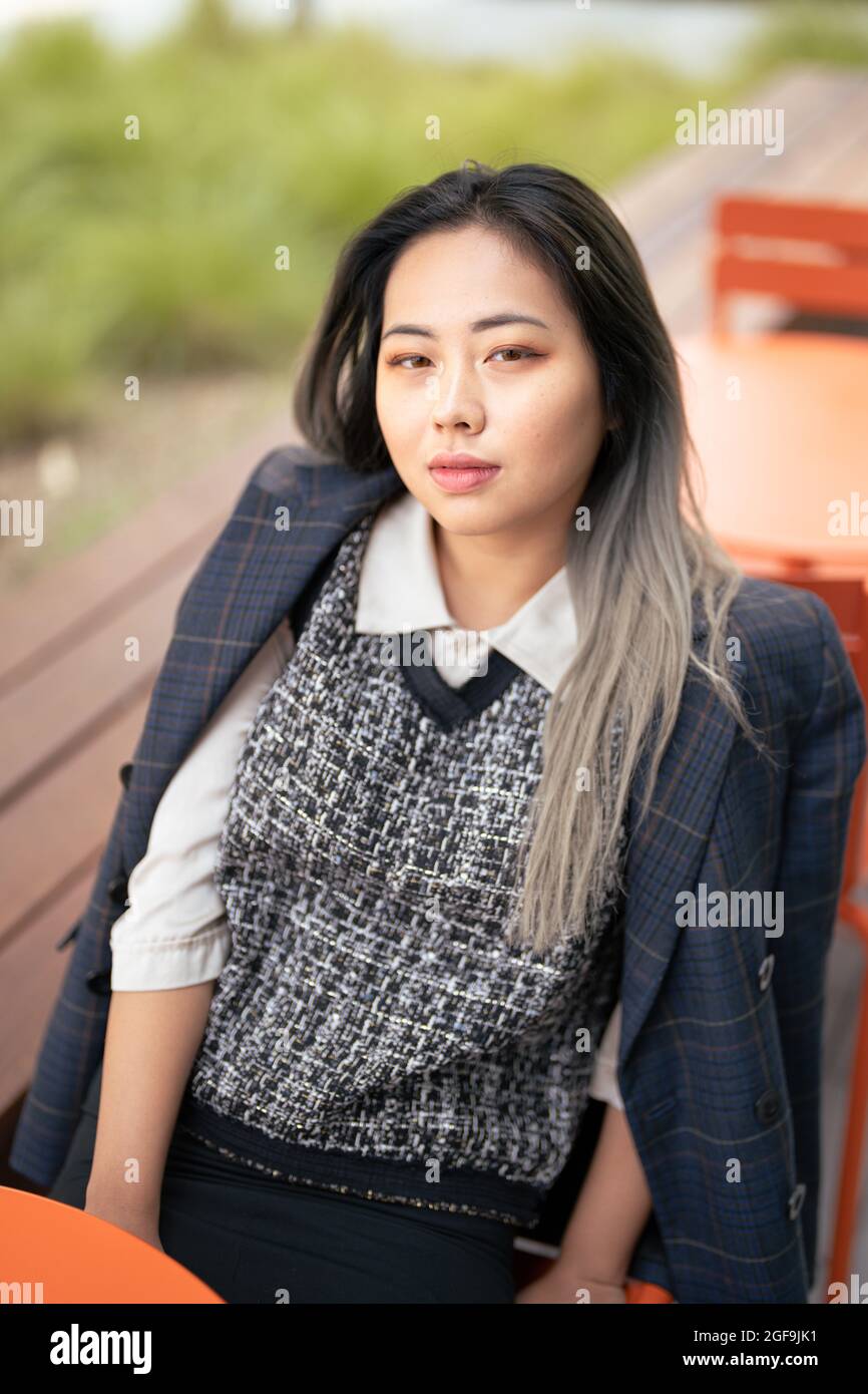 Giovane Asian Female Data Scientist che si diverse a lavorare all'esterno Foto Stock