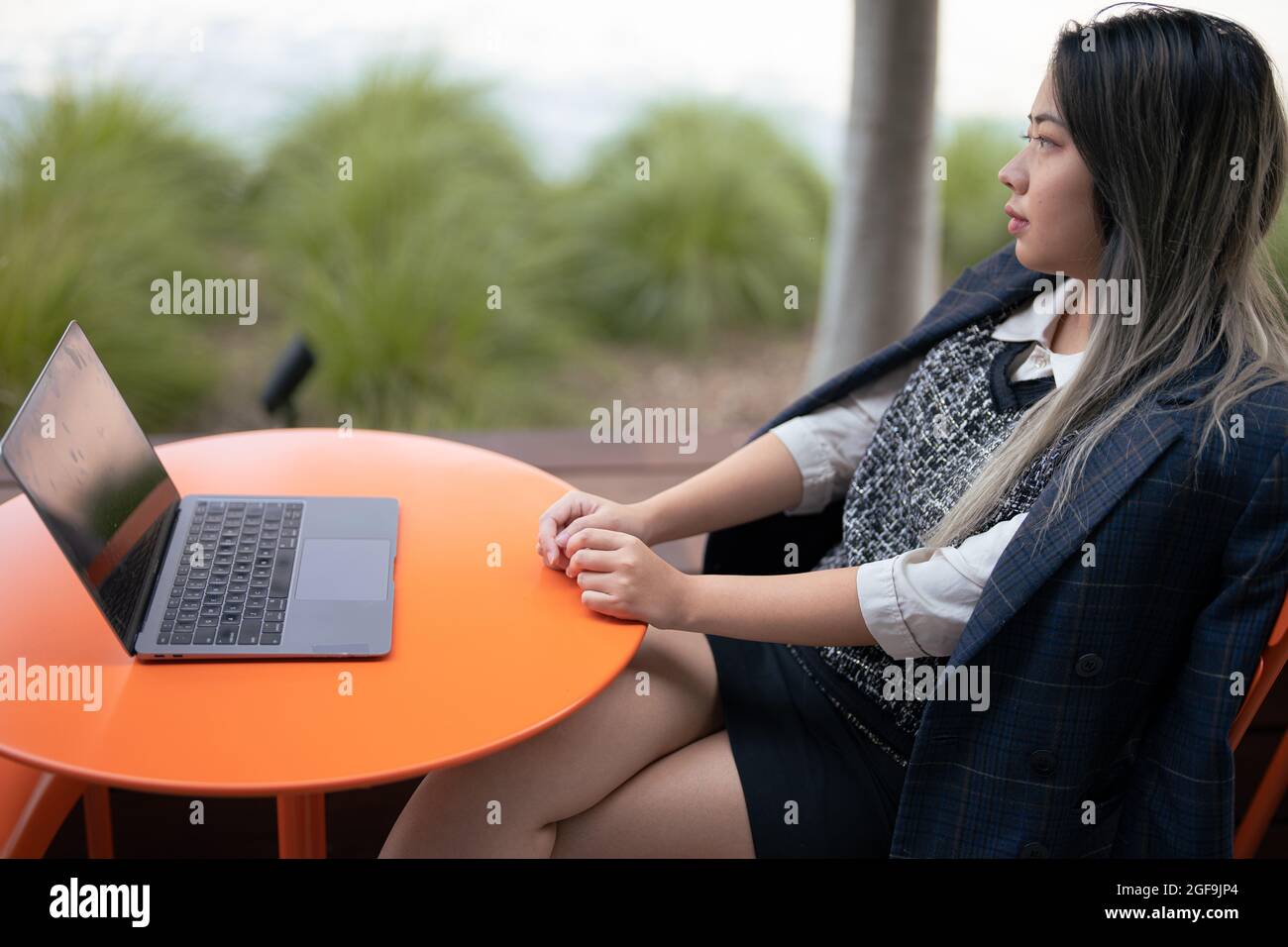 Giovane Asian Female Data Scientist che si diverse a lavorare all'esterno Foto Stock