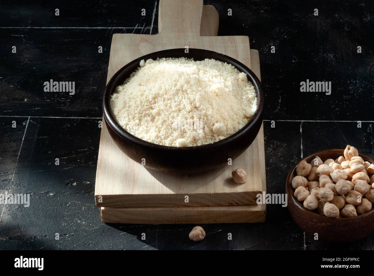piatto di legno con farina di ceci Foto Stock