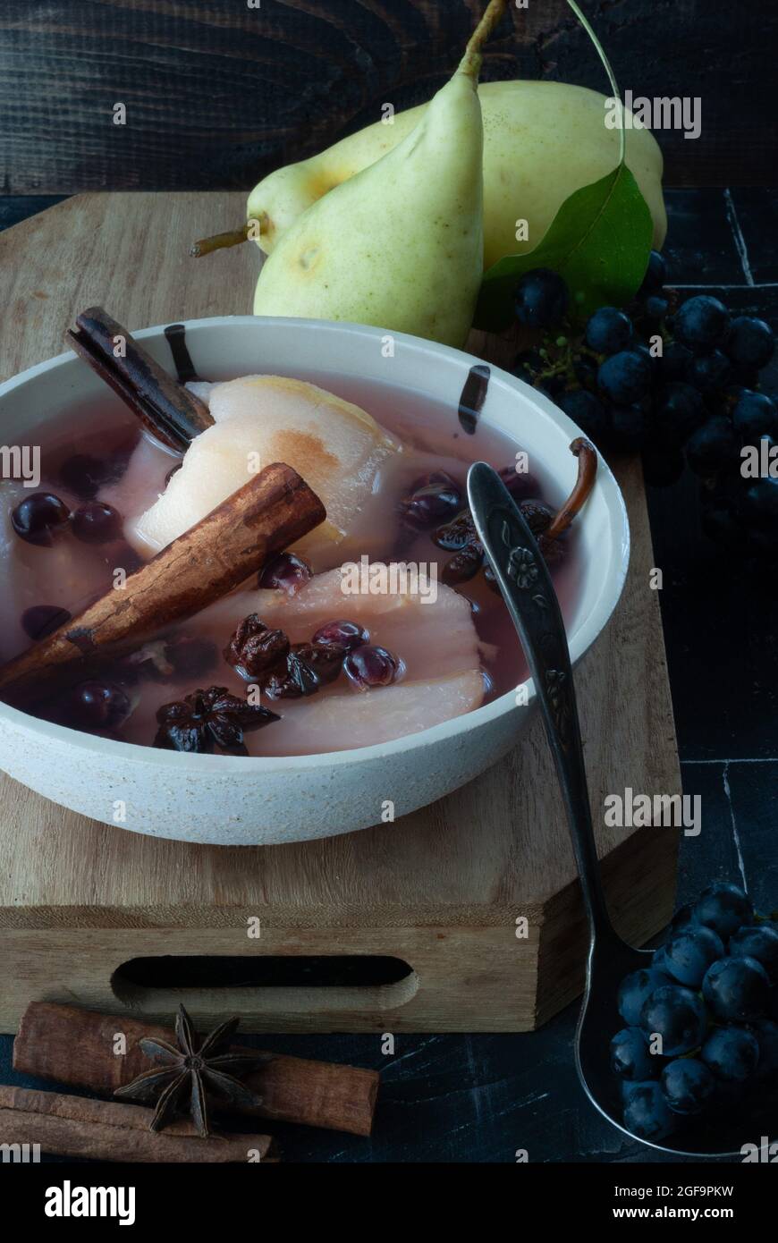 Punch di pera con spezie e uva in vino rosso Foto Stock