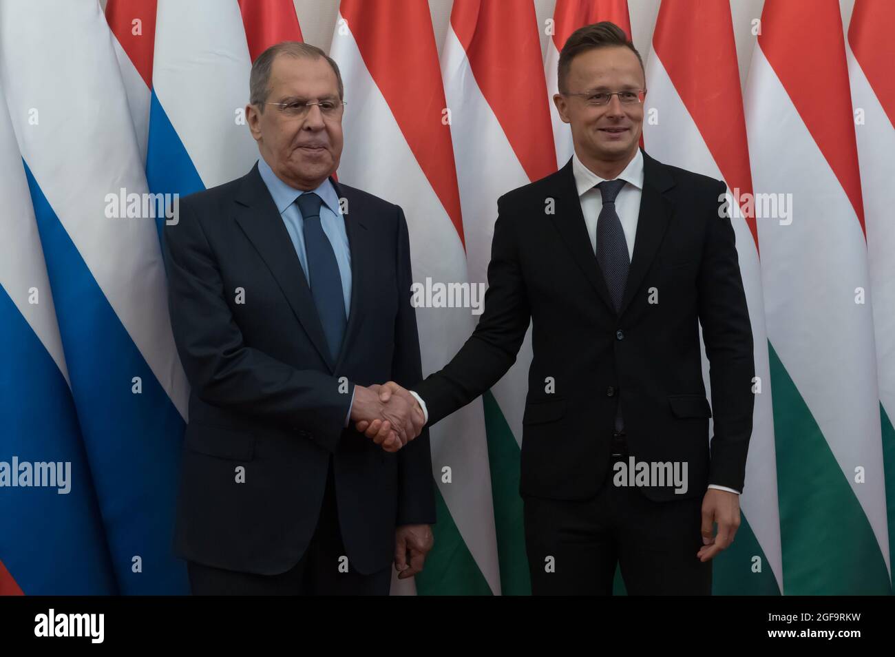 Budapest, Ungheria. 24 agosto 2021. Il Ministro ungherese degli affari esteri e del commercio Peter Szijjarto (R) scrolla le mani con la visita del Ministro degli esteri russo Sergey Lavrov a Budapest, in Ungheria, il 24 agosto 2021. La cooperazione bilaterale con la Russia ha prodotto risultati "pratici e pragmatici", ha affermato martedì in questa sede Peter Szijarto. Credit: Attila Volgyi/Xinhua/Alamy Live News Foto Stock