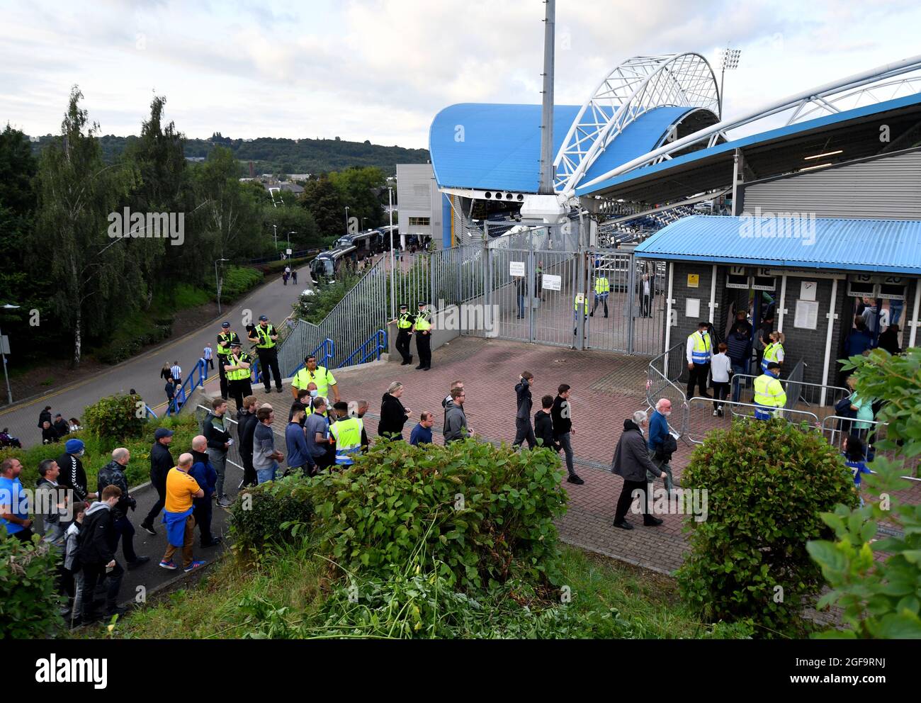 I tifosi di Huddersfield arrivano in testa durante la seconda partita della Carabao Cup al John Smiths' Stadium, Huddersfield. Data foto: Martedì 24 agosto 2021. Foto Stock