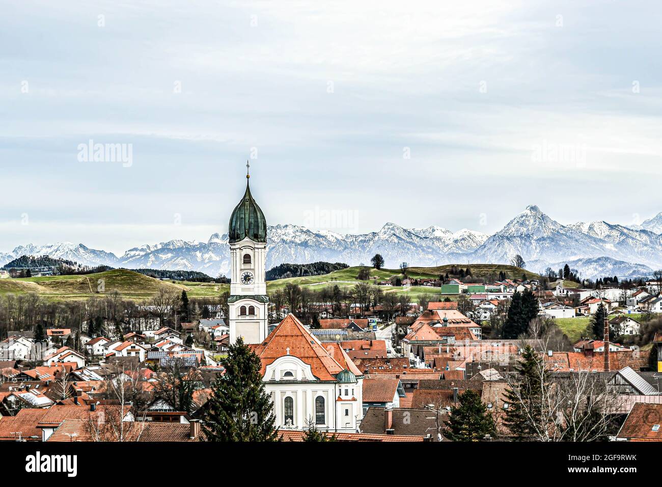 Bella vista panoramica a Nesselwang Germania con le Alpi sullo sfondo Foto Stock