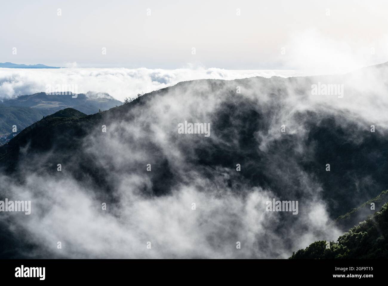 Paesaggio di montagna. Vista dalla piattaforma di osservazione: Mirador Pico del Ingles. Tenerife, Isole Canarie, Spagna. Foto Stock