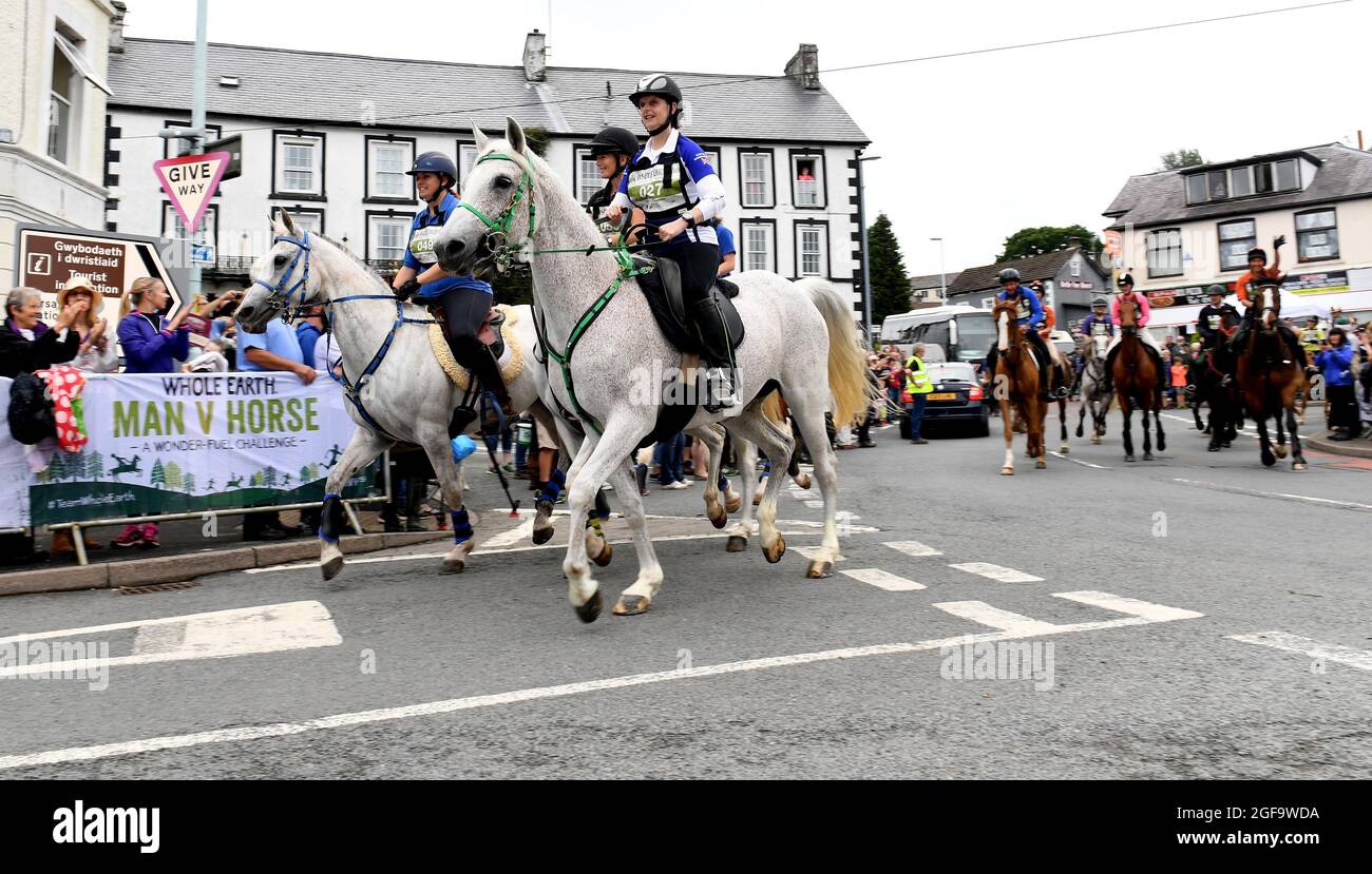 Whole Earth Man v Horse endurance Race 2016 Llanwrtyd Wells, Powys. I corridori gareggiano contro i cavalli in un evento di 22 miglia di cross country. PIC Sam Bagnall Foto Stock