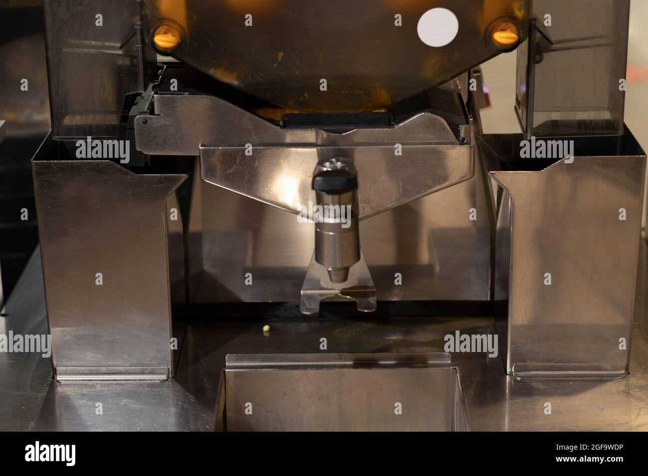 Macchina industriale per la produzione di succo d'arancia Foto stock - Alamy