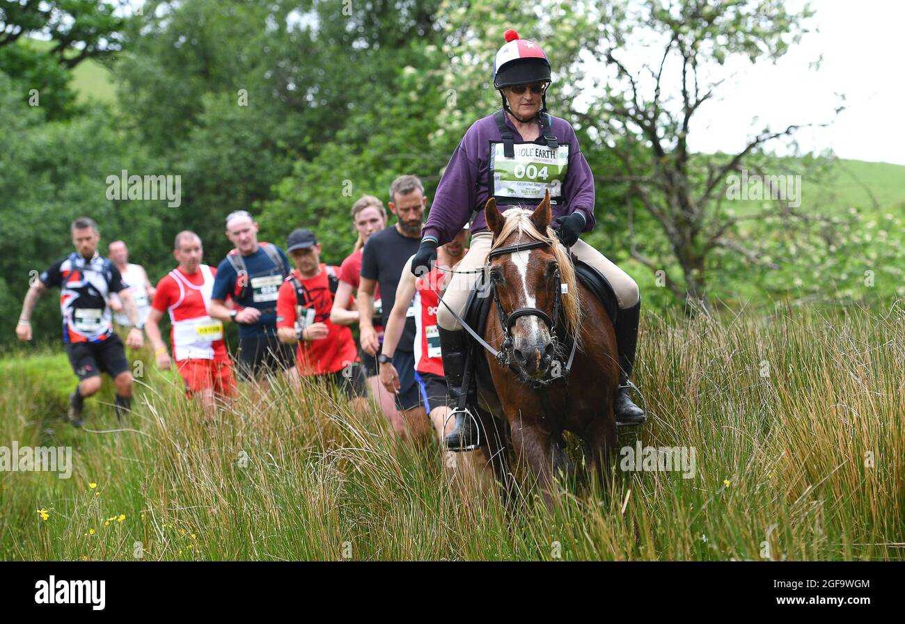 Whole Earth Man v Horse endurance Race 2016 Llanwrtyd Wells, Powys. I corridori gareggiano contro i cavalli in un evento di 22 miglia di cross country. PIC Sam Bagnall Foto Stock