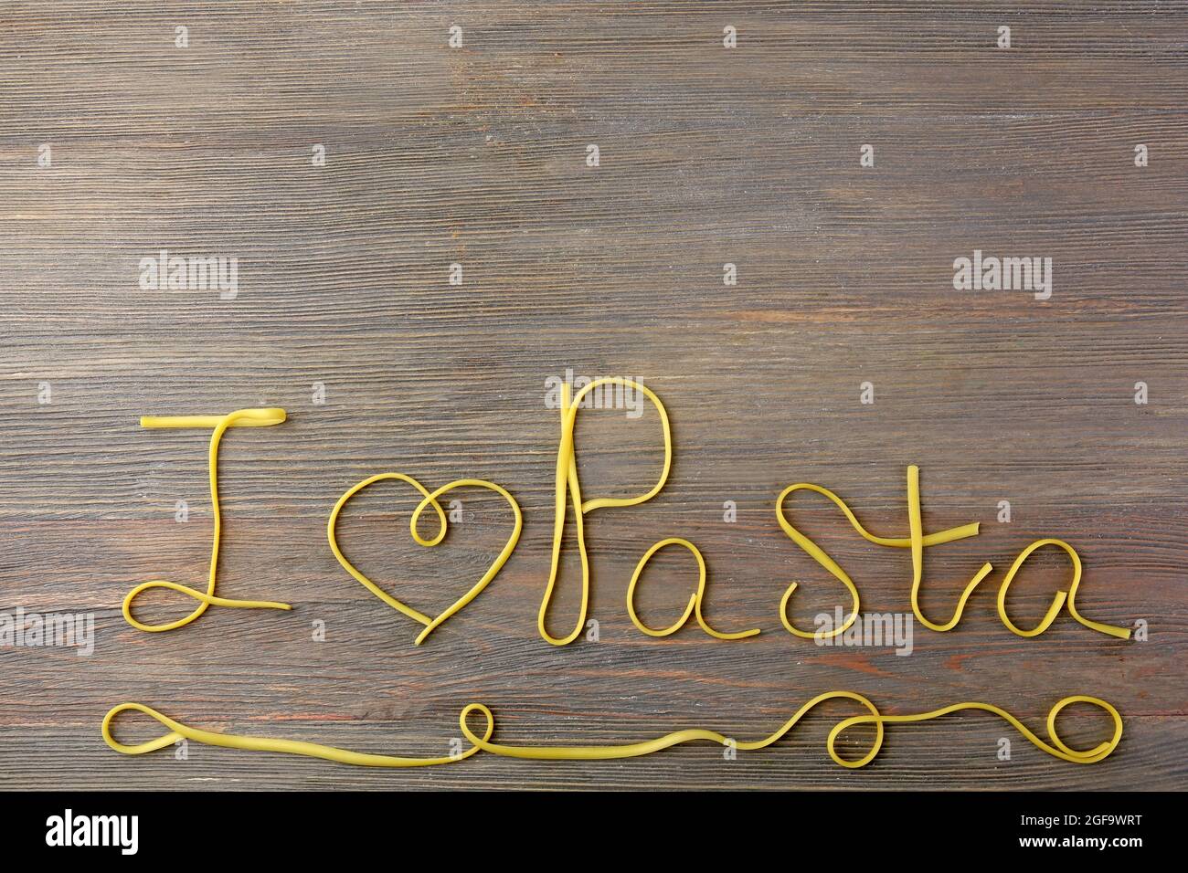 La frase mi piace la pasta fatta di spaghetti cotti su sfondo di legno Foto  stock - Alamy